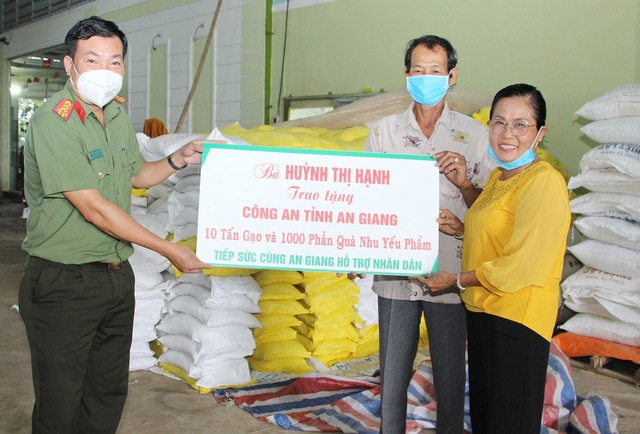 Đại tá Lâm Thành Sol, Phó Giám đốc Công an tỉnh tiếp nhận 20 tấn gạo cùng 1000 phần quà từ Nhà hảo tâm.