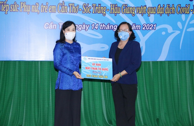 Đại diện lãnh đạo Ủy ban MTTQ Việt Nam TP Cần Thơ ủng hộ cho chương trình &quot;Triệu phần quà - San sẻ yêu thương&quot; của Hội LHPN TP Cần Thơ.
