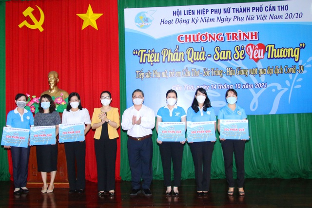 Chủ tịch UBND TP. Cần Thơ - Trần Việt Trường (đứng thứ tư, từ phải qua) trao các phần qua cho các cấp hội.