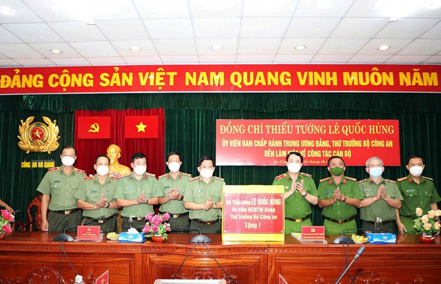 Thiếu tướng Lê Quốc Hùng, Ủy viên BCH Trung ương Đảng, Thứ trưởng Bộ Công an cũng đã trao tặng 1.000 bộ kit test nhanh kháng nguyên cho Công an tỉnh An Giang.