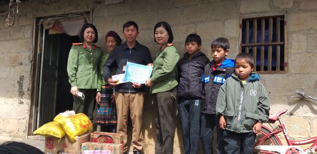 Thanh tra Công an tỉnh Hà Giang: Vận động các nhà hảo tâm hỗ trợ xóa nhà tạm cho gia đình thuộc hộ nghèo  - Ảnh 2.