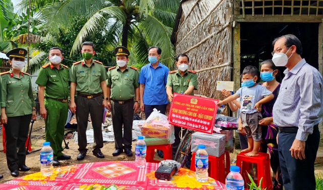 Lãnh đạo Công an TP Cần Thơ, UBND huyện Phong Điền trao hỗ trợ cho 2 em Vinh và Bảo mồ côi cha do dịch COVID-19.