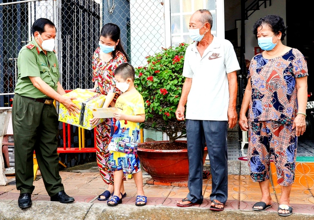 Thiếu tướng Nguyễn Văn Thuận - Ủy viên Ban Thường vụ Thành ủy, Giám đốc Công an TP Cần Thơ trao hỗ trợ cho em Huỳnh Quang Thanh.