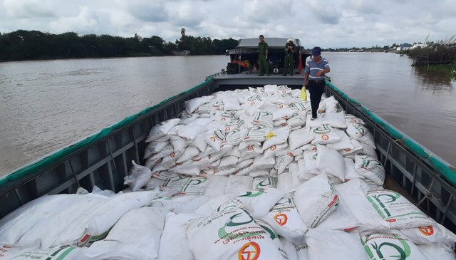 Chiếc xà lan vận chuyển 100 tấn đường cát nhập lậu từ Campuchia về Việt Nam.