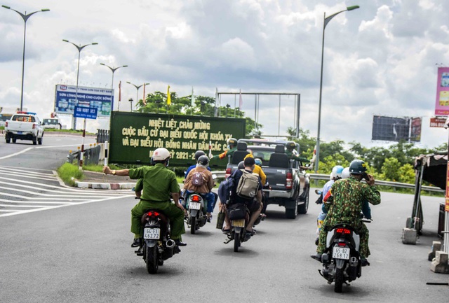 Sau khi khai báo y tế tại chốt kiểm soát phòng, chống dịch COVID-19 trên Quốc lộ 1A, công dân đi xe máy được lực lượng làm nhiệm vụ dẫn về khu cách ly.
