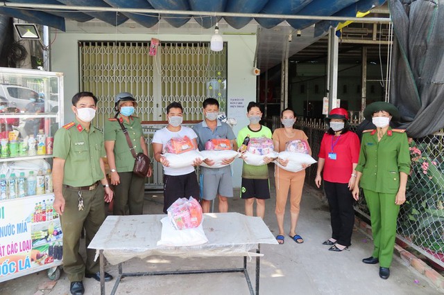 An Giang: Công an huyện Châu Thành tặng 200 phần quà cho công nhân bị ảnh hưởng bởi COVID-19 - Ảnh 1.
