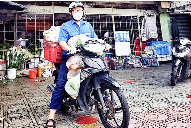 TP. Hồ Chí Minh: Tình nguyện viên xông pha nơi tuyến 
đầu chống dịch COVID-19	 - Ảnh 1.
