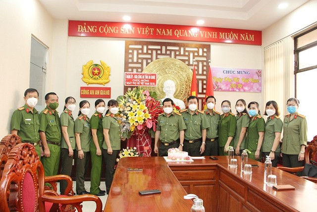 Ban Giám đốc Công an tỉnh chúc mừng Ban Chấp hành Hội Phụ nữ Công an tỉnh tại buổi họp mặt 91 năm Ngày thành lập Hội liên hiệp Phụ nữ Việt Nam.