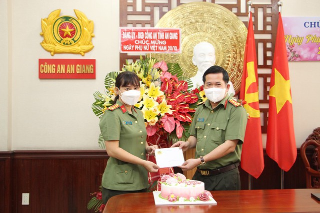 Ban Giám đốc Công an tỉnh An Giang chúc mừng Ngày Phụ nữ Việt Nam - Ảnh 2.