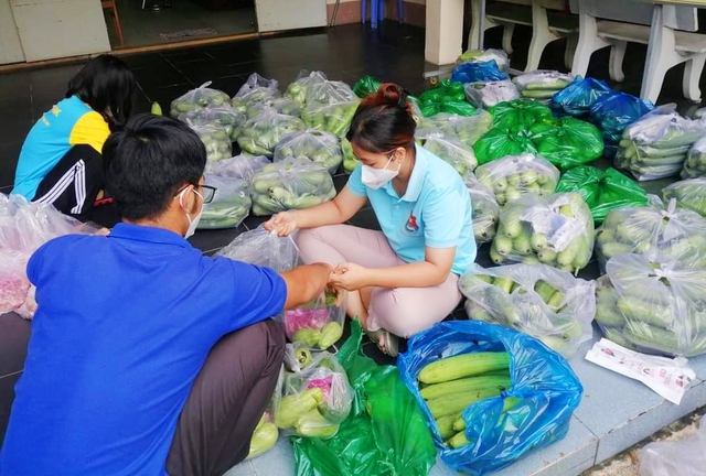 Lực lượng tình nguyện viên chuẩn bị nhu yếu phẩm để phân phát cho người dân trong thời gian giãn cách xã hội.