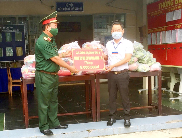 Lãnh đạo UBND phường An Cư, quận Ninh Kiều tiếp nhận hỗ trợ từ Cục Chính trị, Quân Khu 9 chung tay đầy lùi đại dịch COVID-19.