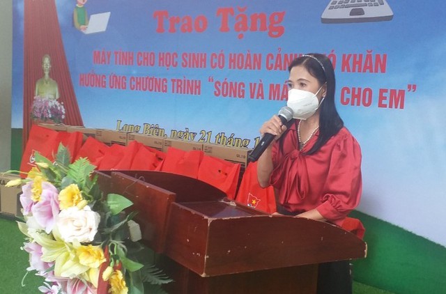 Long Biên - Hà Nội: Trao tặng 08 bộ máy tính cho học sinh có hoàn cảnh khó khăn  - Ảnh 4.