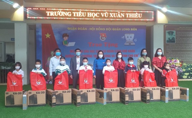 Long Biên - Hà Nội: Trao tặng 08 bộ máy tính cho học sinh có hoàn cảnh khó khăn  - Ảnh 1.