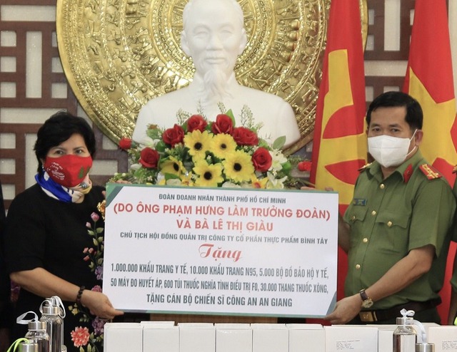 Đại tá Đinh Văn Nơi - Giám đốc Công an tỉnh nhận bảng tượng trưng quà tặng từ Đoàn Doanh nhân.