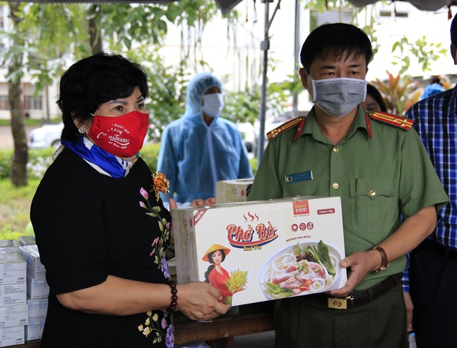 Bà Lê Thị Giàu - Chủ tịch HĐQT Công ty cổ phần thực phẩm Bình Tây đến thăm và trao tặng quà cho lực lượng làm nhiệm vụ tại khu tập trung người dân từ các tỉnh trở về tại Trường Đại học An Giang.