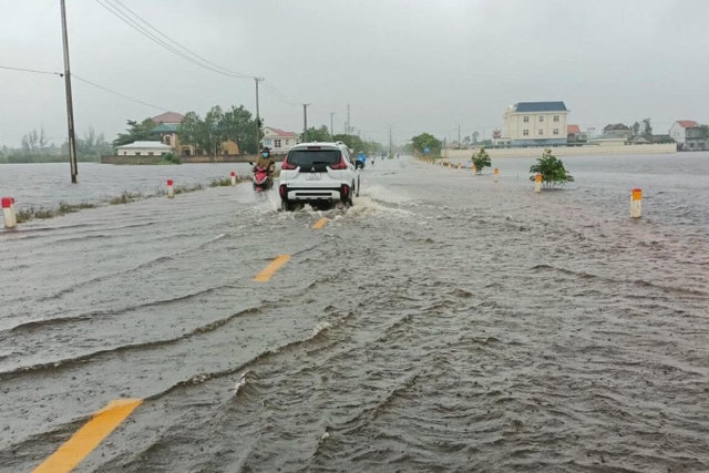 Thủ tướng yêu cầu khẩn trương ứng phó mưa lũ tại khu vực Trung Bộ - Ảnh 1.