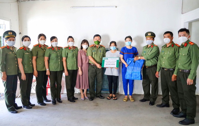 Đoàn Thanh niên - Hội Phụ nữ - Công đoàn Công an TP Cần Thơ cùng đại diện báo Dân Trí gửi tiền và quà cho em Lê Thị Hoàng Quyên.