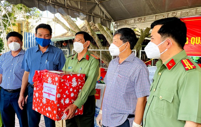 Ông Nguyễn Hồng Đức, Bí thư Huyện ủy Chợ Mới, tặng quà cho Tổ đặc biệt phòng, chống dịch của Công an tỉnh.