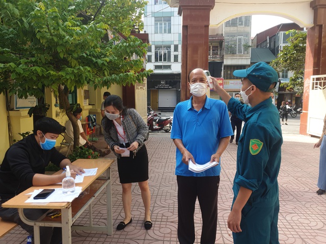 Phường Văn Miếu triển khai tiêm vaccine phòng Covid-19 mũi 2 cho người dân - Ảnh 2.