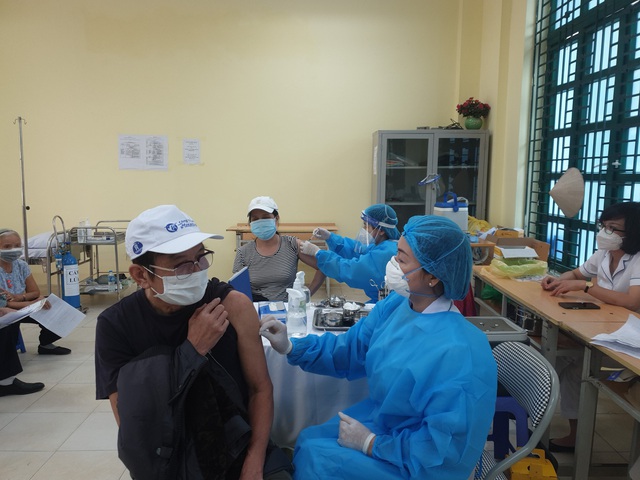 Phường Văn Miếu triển khai tiêm vaccine phòng Covid-19 mũi 2 cho người dân - Ảnh 4.