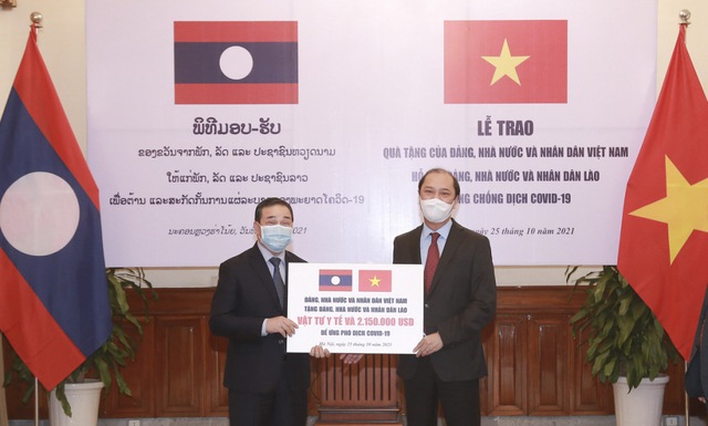 Việt Nam hỗ trợ khẩn cấp hơn 2 triệu USD và vật tư y tế giúp Lào chống dịch - Ảnh 1.