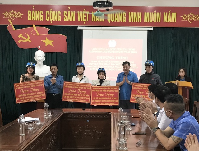 Thái Bình: Trao tặng hơn 1.000 mũ bảo hiểm xe máy cho đoàn viên - Ảnh 1.