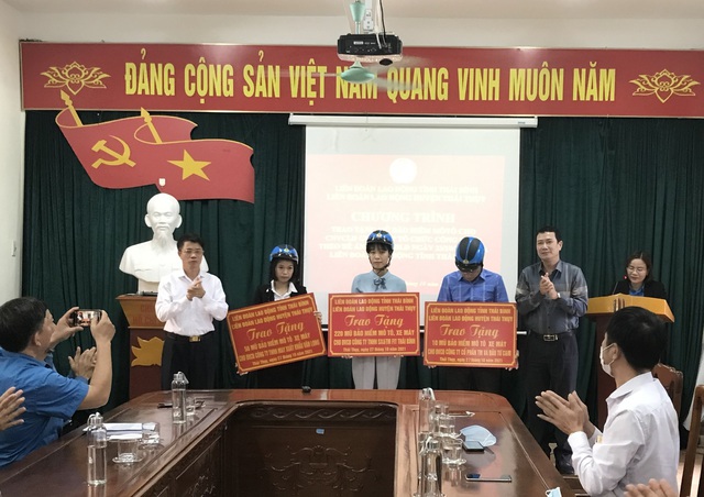 Thái Bình: Trao tặng hơn 1.000 mũ bảo hiểm xe máy cho đoàn viên - Ảnh 2.