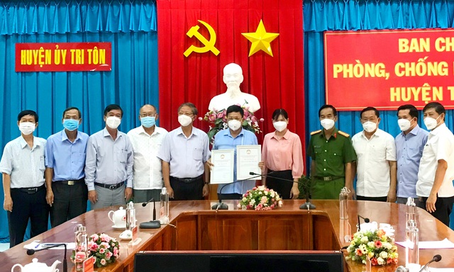 Đoàn công tác làm việc với Ban chỉ đạo phòng chống COVID-19 huyện Tri Tôn.