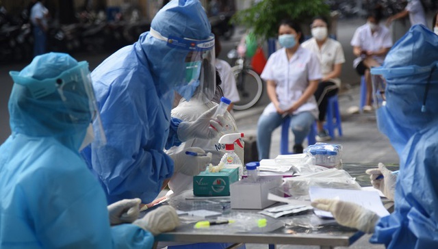 Xét nghiệm tầm soát SARS-CoV-2 diện rộng khu vực Bệnh viện Hữu nghị Việt Đức - Ảnh 3.
