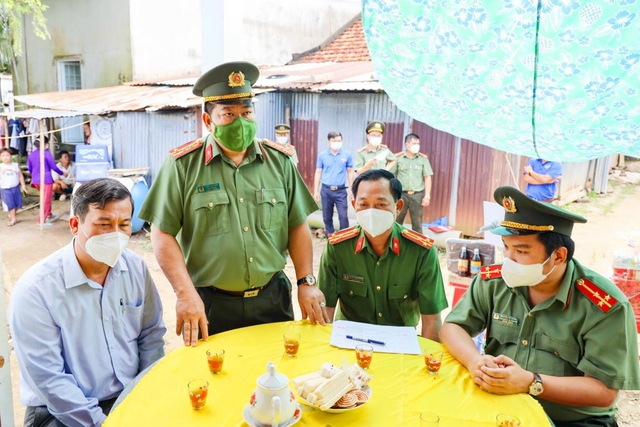 Đại tá Lương Văn Bền, Phó Giám đốc Công an TP Cần Thơ thăm hỏi, động viên các cháu và người thân, mong muốn gia đình nổ lực vượt qua nỗi mất mác, vươn lên trong cuộc sống.