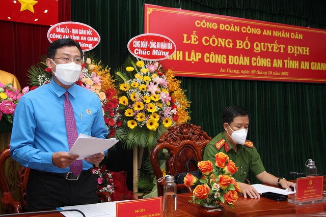 Đồng chí Nguyễn Nhật Tiến - Phó Chủ tịch Liên đoàn Lao động tỉnh phát biểu chúc mừng Công đoàn Công an tỉnh.