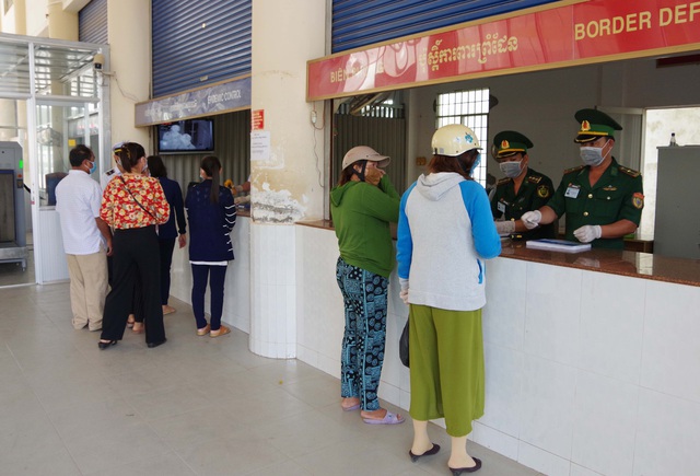 Cán bộ Biên phòng tại cửa khẩu Quốc tế Hà Tiên làm thủ tục cho người dân qua lại biên giới.