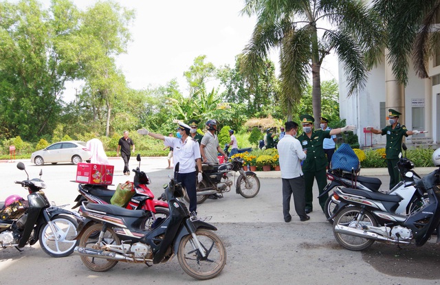 Người dân đến cửa khẩu Quốc tế Hà Tiên làm thủ tục qua biên giới.