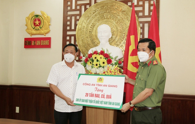 Ông Nguyễn Tiếc Hùng - Chủ tịch UB MTTQ tỉnh tiếp nhận 20 tấn rau, củ, quả hỗ trợ từ Công an tỉnh An Giang.