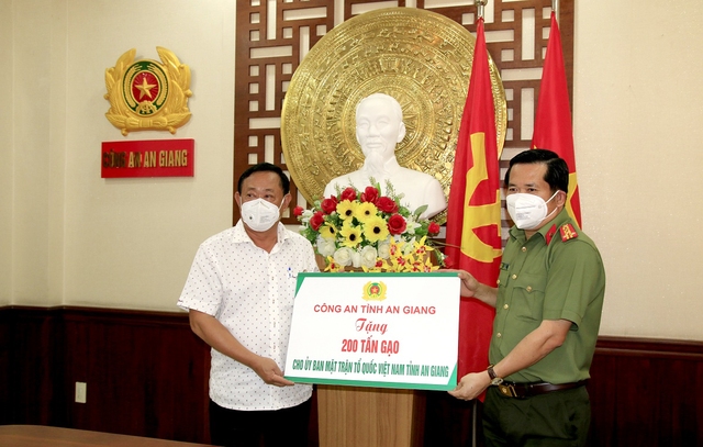 Ông Nguyễn Tiếc Hùng - Chủ tịch UB MTTQ tỉnh tiếp nhận 200 tấn gạo hỗ trợ từ Công an tỉnh An Giang.