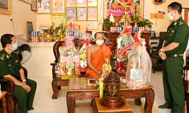 Đại tá Doãn Đình Tránh - Phó Chính ủy Bộ đội Biên phòng tỉnh Kiên Giang thăm, chúc mừng đến các vị chức sắc tôn giáo tại các chùa và đồng bào Khmer đón lễ Sen Dolta vui vẻ, hạnh phúc.