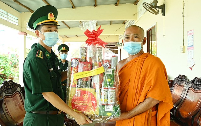 Phó Chính ủy Bộ đội Biên phòng tỉnh Kiên Giang trao quà cho trụ trì chùa Xà Xía, Mũi Nai - TP Hà Tiên.