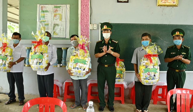 Đại tá Doãn Đình Tránh - Phó Chính ủy Bộ đội Biên phòng tỉnh Kiên Giang tặng quà cho đồng bào Khmer đón lễ Sen Dolta.