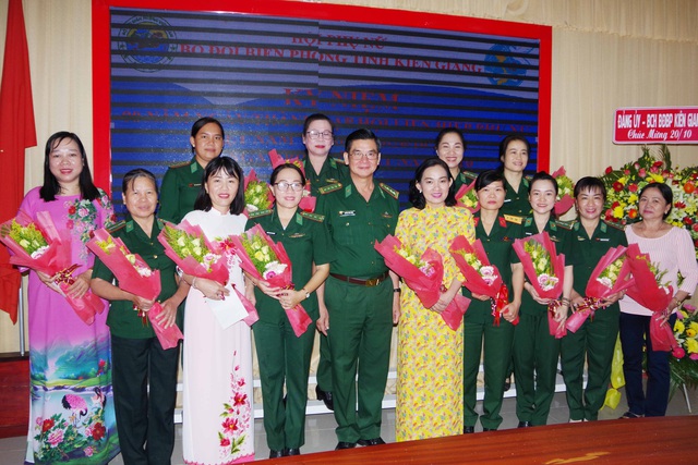 Đại tá Huỳnh Văn Đông - Bí thư Đảng ủy, Chính ủy BĐBP tỉnh Kiên Giang tặng hoa cùng Hội LHPN BĐBP Kiên Giang và đại diện Hội LHPN các đơn vị bạn.