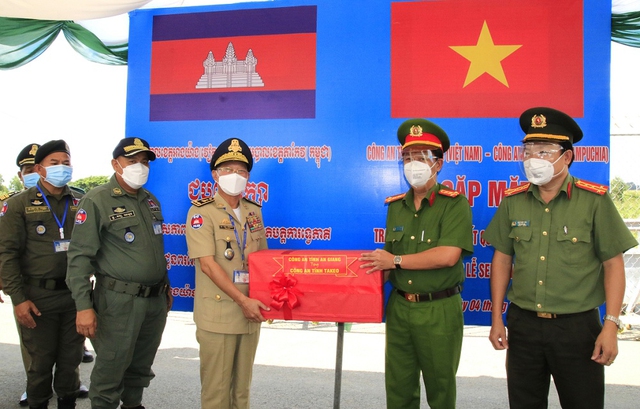 Đại tá Lê Phú Thạnh và Đại tá Lâm Thành Sol - Phó Giám đốc Công an tỉnh An Giang trao quà cho Công an tỉnh Takeo (Campuchia).