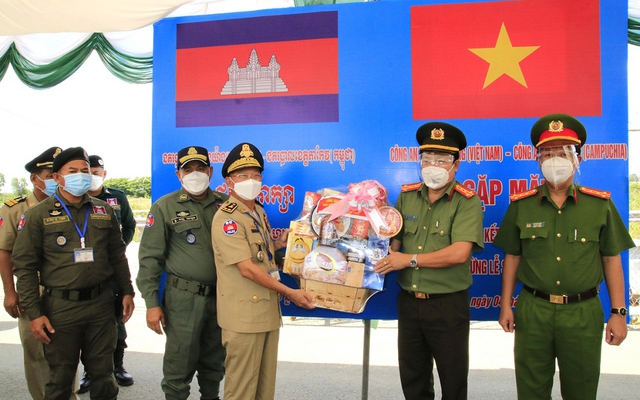 Đại tá Lâm Thành Sol và Đại tá Lê Phú Thạnh - Phó Giám đốc Công an tỉnh An Giang trao quà cho Công an tỉnh Takeo (Campuchia).