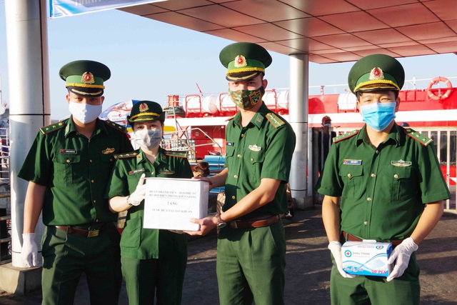 Hội phụ nữ BĐBP tặng nước rửa tay sát khuẩn, khẩu trang y tế cho cán bộ Biên phòng kiểm soát cảng hành khách Rạch Giá.