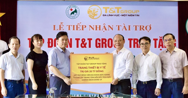 ng Nguyễn Tất Thắng, Phó Tổng Giám đốc Tập đoàn T&T Group trao ủng hộ cho TS.BS Nguyễn Văn Thường, Giám đốc Bệnh viện đa khoa Đức Giang.