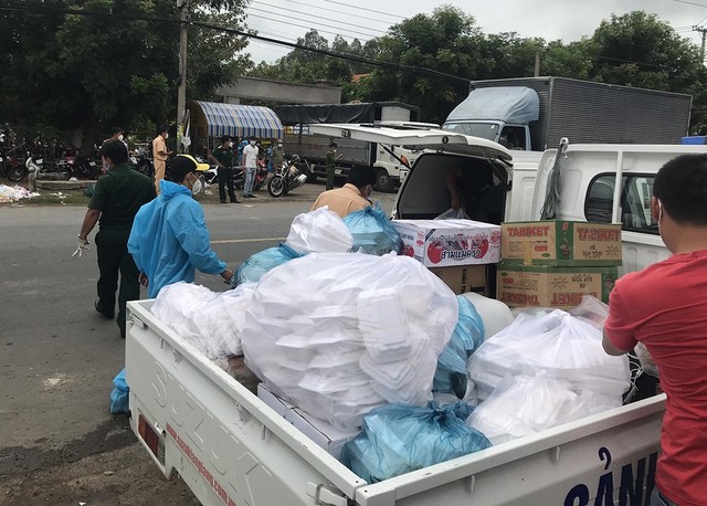 Thức ăn, nước uống được Nhóm Thiện nguyện Câu lạc bộ Cầu lông Thiên Sơn đưa đến các chốt kiểm soát cửa ngõ vào tỉnh tiếp tế cho bà con.