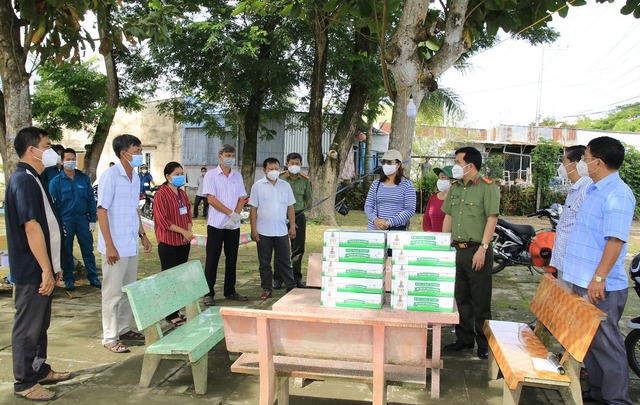 Đoàn công tác đến thăm và tặng sữa cho người dân tại khu vực cách ly tập trung trên địa bàn huyện Châu Thành.