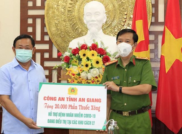 Đại tá Lê Phú Thạnh, Phó Giám đốc Công an tỉnh trao bảng tượng trưng tặng 20.000 phần thuốc xông cho Ủy ban MTTQ tỉnh gửi đến nhân dân.