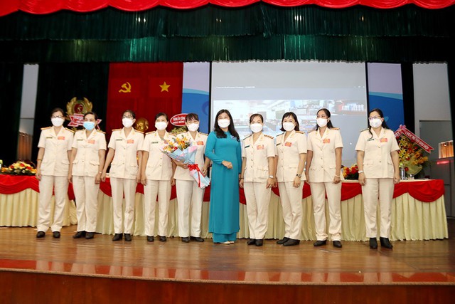 Bà Lê Bích Phượng, Chủ tịch Hội liên hiệp phụ nữ tỉnh tặng hoa chúc mừng ra mắt Ban Chấp hành Hội Phụ nữ Công an tỉnh nhiệm kỳ mới.