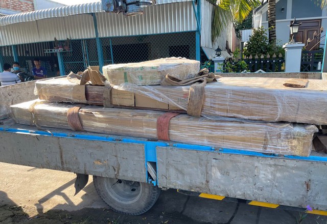 Xe tải chở 3 tấm gỗ xẻ Sabelli xoan đào.