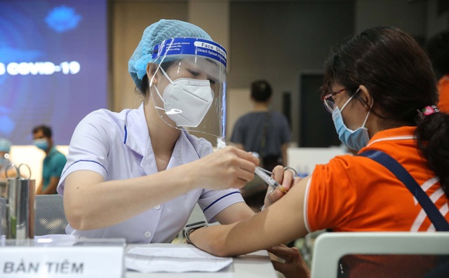 Nhiều quận, huyện tại Hà Nội sẵn sàng tiêm vaccine COVID-19 cho trẻ em - Ảnh 1.