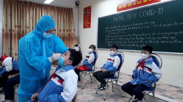Nhiều F0 là học sinh, Quảng Ninh triển khai đợt cao điểm xét nghiệm sàng lọc trong trường học - Ảnh 1.